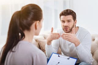 Da li je u redu istraživati prošlost svog terapeuta?